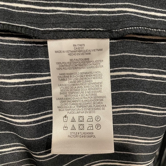 BCBG MaxAzria Tunic Blouse Size XS Black and White. Stylish short-sleeved design - Picture 8 of 9